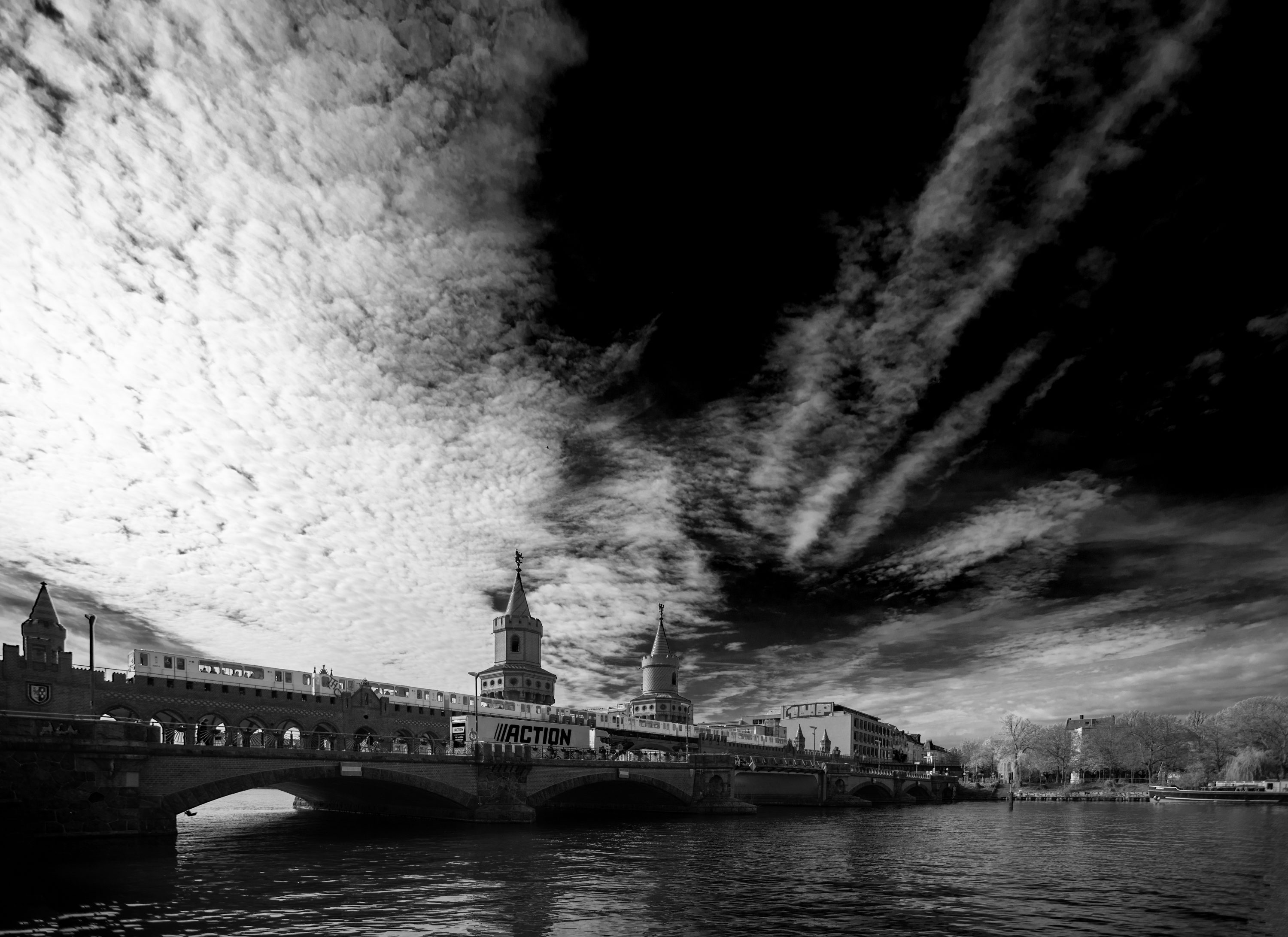 Oberbaum Bridge in black and white